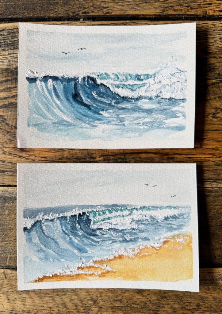 Twee waterverf schilderijtjes met 1x een brekende golf in waterverf met schuimkoppen en 1x een een golf die omslaat op het strand.